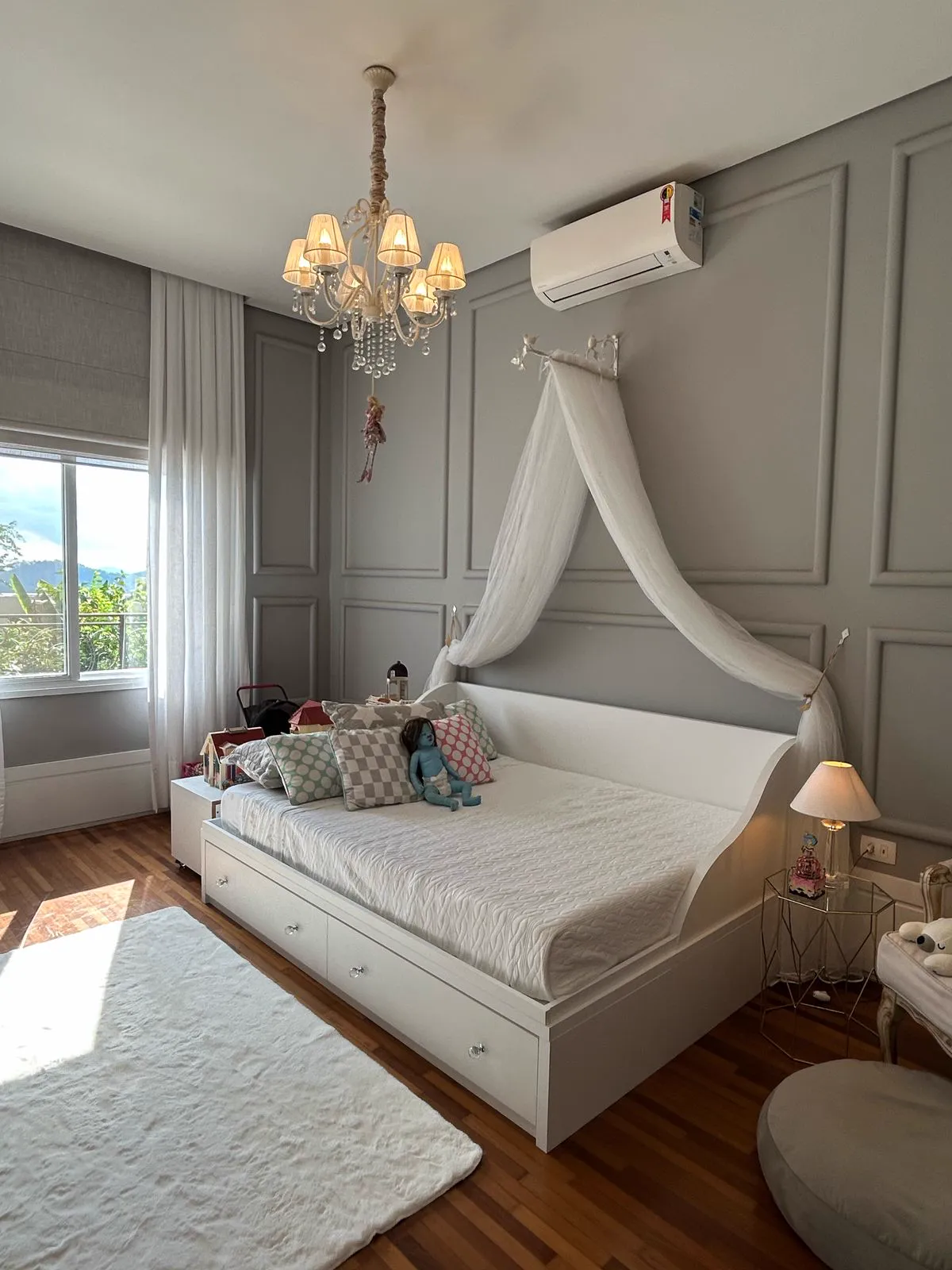 Quarto sob medida com cama planejada e gaveteiros embutidos